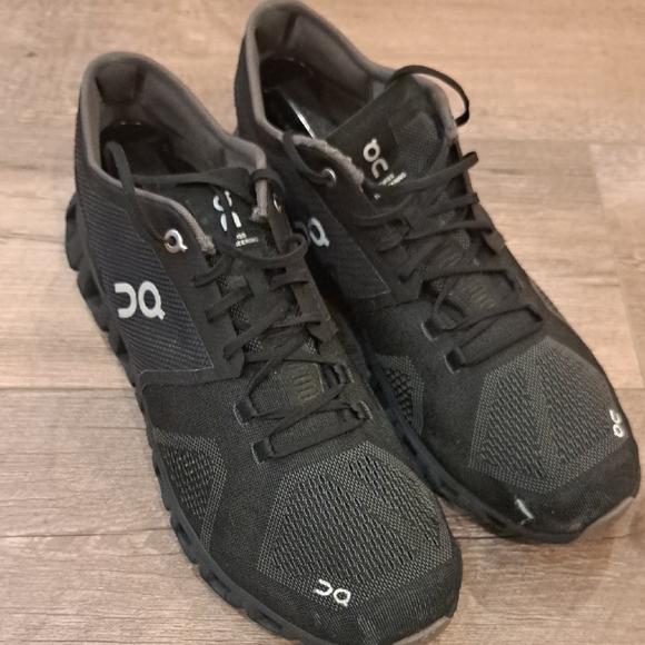 On Running Men's Black Athletic Shoes - Picture 12 of 12